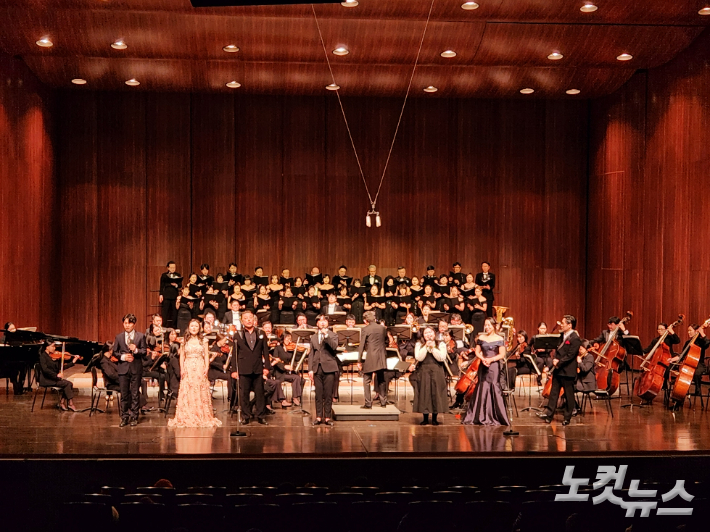 21일 열린 부산CBS 창립 65주년 기념 콘서트에서 성악가들과 합창단이 마지막 곡을 합창하고 있다. 정혜린 기자