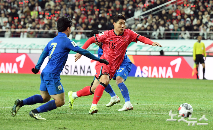 21일 오후 서울 마포구 서울월드컵경기장에서 열린 '2026 북중미 월드컵' 아시아 2차 예선 C조 3차전 대한민국과 태국의 경기. 주민규가 돌파를 하고 있다. 황진환 기자