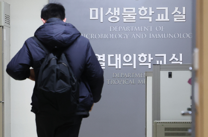 정부가 의대 증원 배분 발표를 예고한 20일 오전 서울 시내 한 의과대학에서 한 학생이 교실로 향하고 있다. 연합뉴스