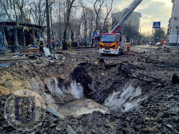 21일(현지시간) 우크라이나 수도 키이우 도로가 러시아 미사일 공격에 파손됐다.연합뉴스