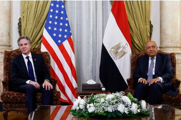 이집트를 방문한 토니 블링컨 국무장관(왼쪽)과 사메 수크리 이집트 외무장관(오른쪽). 연합뉴스