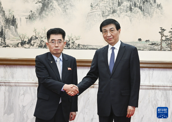 김성남 북한 국제부장(왼쪽)과 왕후닝 인민정치협상회의 주석. 신화통신 홈페이지 캡처