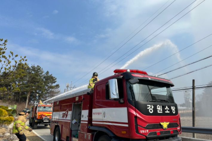 강원도소방본부는 지난 21일 강원 강릉시 주문진 향호리 일대에서 산림 화재 합동 진화 훈련을 실시했다. 강원소방본부 제공