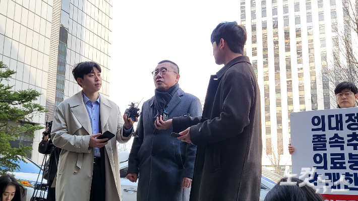 22일 오전 박명하 대한의사협회 비대위 조직강화위원장이 5차 소환조사를 받기 위해 경찰에 출석했다. 주보배 수습기자