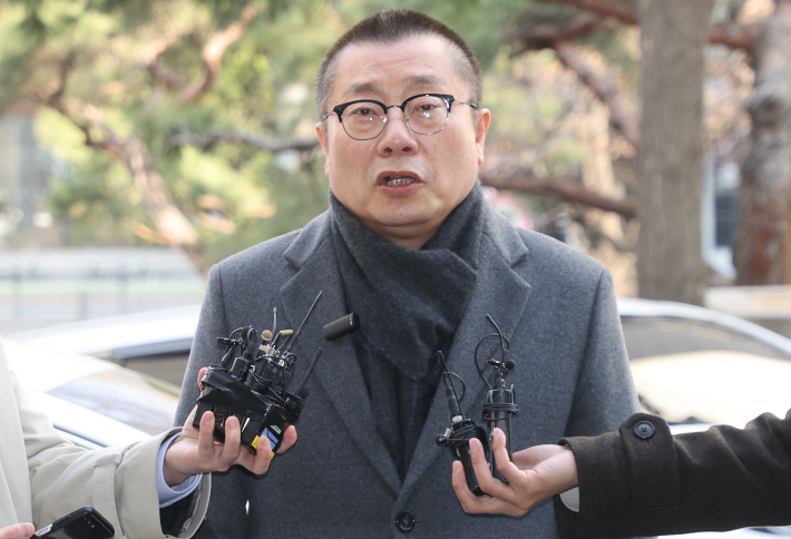 박명하 대한의사협회 비상대책위원회 조직강화위원장이 22일 오전 의료법 위반 등 혐의 관련 조사를 받기 위해 서울경찰청 공공범죄수사대로 들어서며 입장을 밝히고 있다. 연합뉴스