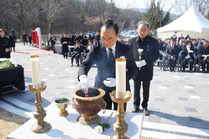 22일 박상돈 천안시장이 천안보훈공원에서 천안함 46용사 추모비에 참배하고 있다. 천안시 제공