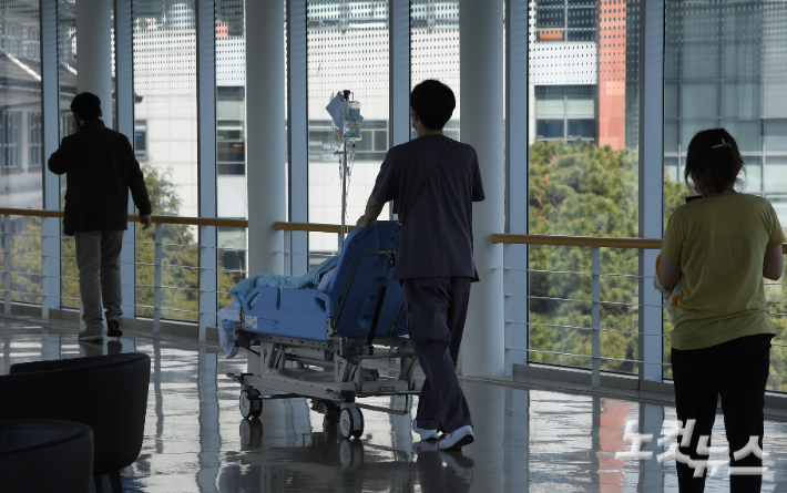 서울시내 한 대학병원에서 이동하는 의료진의 모습. 황진환 기자