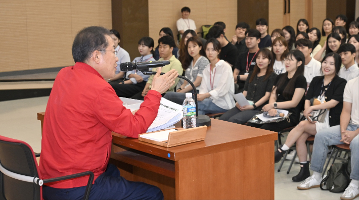 홍준표 시장이 2023년 대구시청 청년 공직자들과 대화를 나누고 있다. 대구시 제공