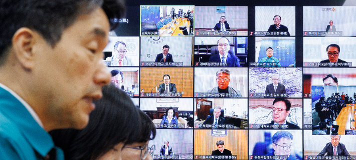 정부의 의과대학 정원 2천명 확대 발표 뒤에도 의사와 의대생들의 집단행동이 계속되고 있는 가운데 이주호 부총리 겸 교육부 장관이 22일 오전 서울 종로구 정부서울청사에서 화상회의로 열린 의대 운영대학 총장 간담회에서 교육 여건 마련을 위한 대학의 준비와 정부의 지원에 대해 발언하고 있다. 연합뉴스