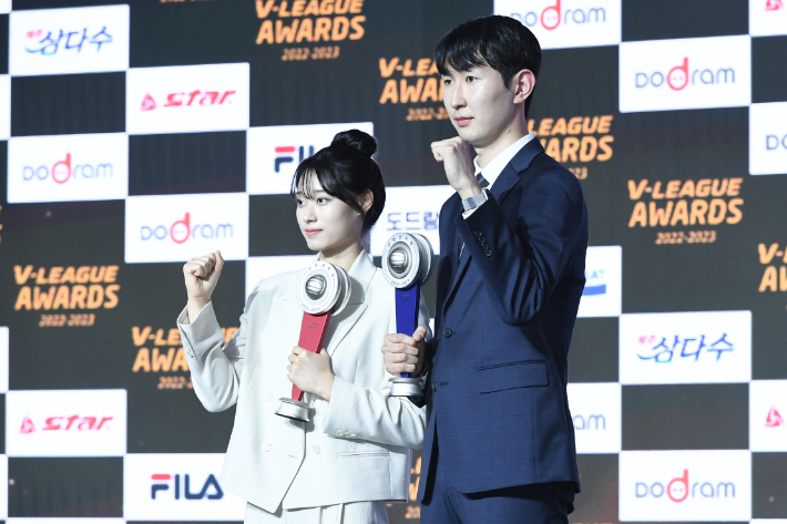 22-23시즌 신인선수상을 수상한 최효서(왼쪽)와 김준우. 한국배구연맹
