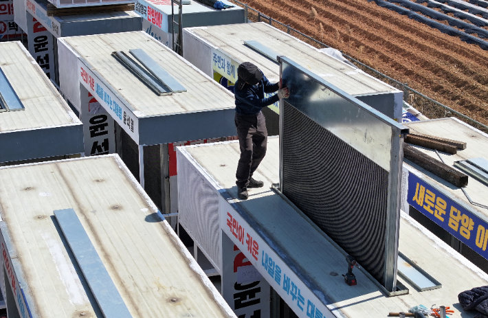 제22대 총선 공식 선거운동 개시를 앞둔 21일 한 차량광고업체에서 국회의원선거에 출마한 후보들의 유세차량을 제작하고 있다. 연합뉴스