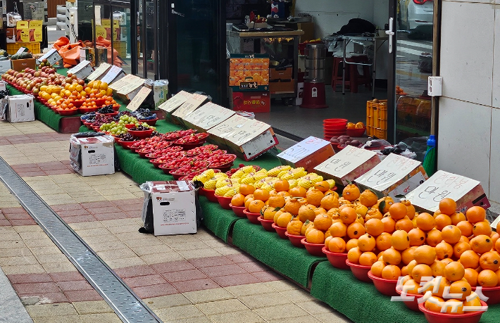 22일 부산 연제구 한 과일가게 앞에 과일이 진열돼 있다. 박진홍 기자