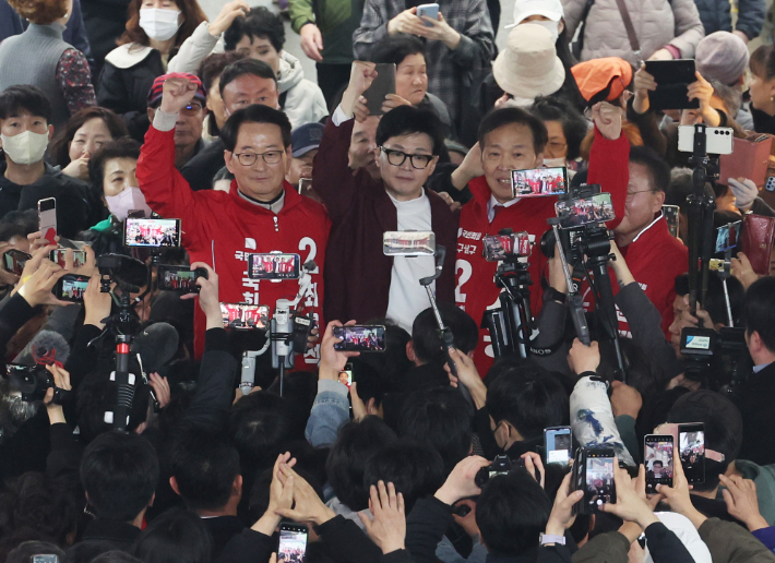 국민의힘 한동훈 총괄선대위원장이 21일 대구 중구 서문시장에서 지역 후보들과 함께 지지를 호소하고 있다. 연합뉴스