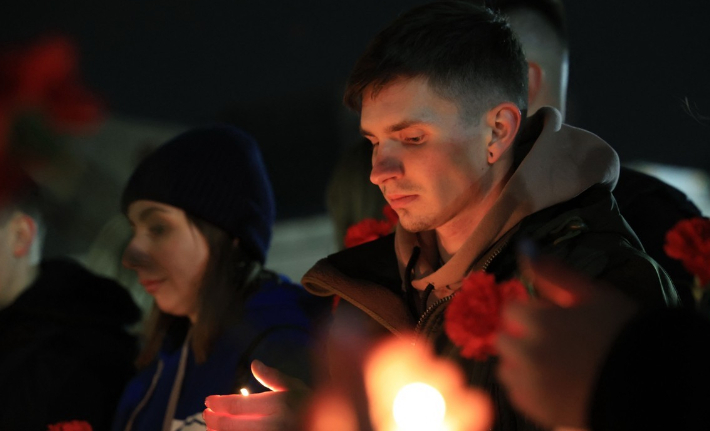 22일 크림반도 심페로폴 시민들이 모스크바 총격 테러 희생자들을 추모하는 촛불을 밝히고 있다. 연합뉴스