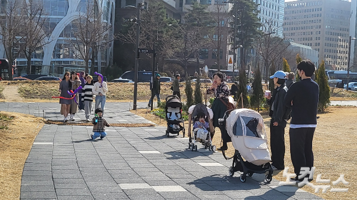 23일 오후 서울 종로구 송현공원 일대 나들이를 나온 시민들의 모습. 비눗방울을 날리는 어린이도 눈에 띄었다. 주보배 수습기자