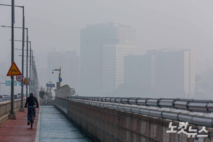 서울 도심이 미세먼지로 탁한 모습을 보이고 있다. 박종민 기자
