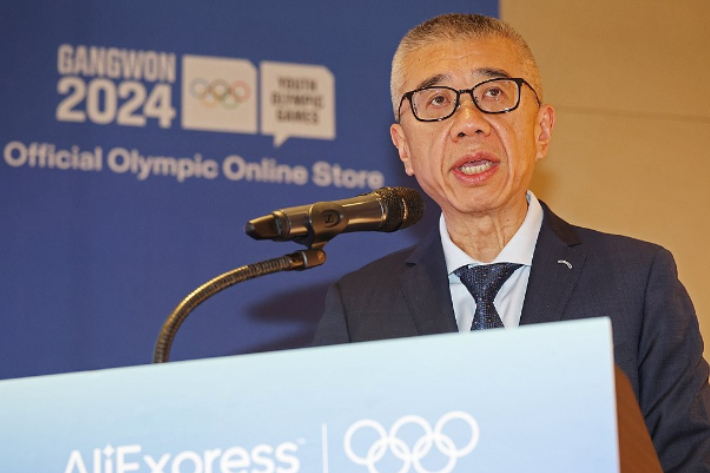 리언 씨에 알리바바그룹 올림픽 비즈니스 총괄대표가 4일 오전 서울 중구 웨스틴조선호텔에서 열린 '강원 2024 라이선스 굿즈 온라인 스토어 그랜드 오프닝'에서 인사말을 하고 있다. 알리익스프레스는 이날 '강원 2024 공식 온라인 스토어'를 단독 런칭하고 마스코트 '뭉초' 인형과 배지 의류 액세서리 등 다양한 상품을 판매한다고 밝혔다. 연합뉴스
