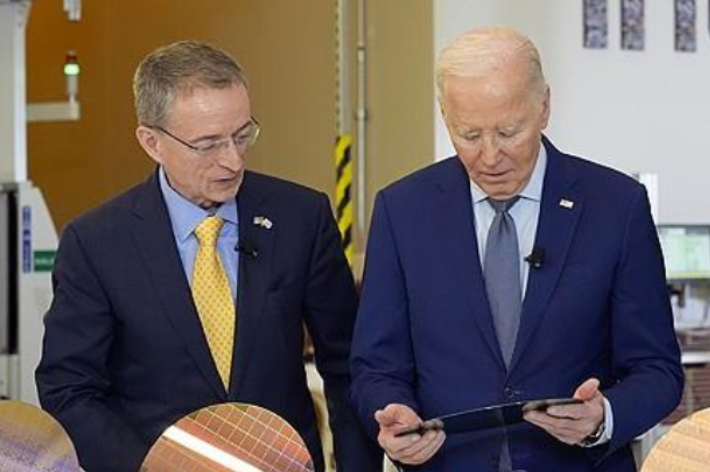(피닉스[美애리조나주] AP=연합뉴스) 조 바이든 미국 대통령(오른쪽)과 패트릭 겔싱어 인텔 최고경영자(CEO)가 지난 20일(현지시간) 애리조나주에 있는 인텔 반도체 공장에서 웨이퍼를 보고 있다. 연합뉴스