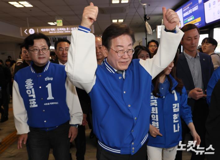 더불어민주당 이재명 대표가 24일 서울 서초구 고속터미널을 찾아 시민들에게 인사를 하고 있다.