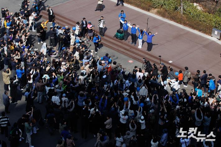 이재명 더불어민주당 대표가 24일 오후 서울 서초구 고속버스터미널 앞 광장에서 홍익표·김한나 후보의 지지를 호소하고 있다.
