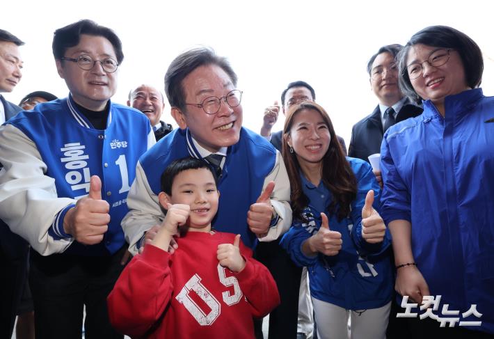 이재명 더불어민주당 대표 겸 상임공동선대위원장이 24일 오후 서울 서초구 고속버스터미널에서 한 어린이와 기념사진을 찍고 있다.