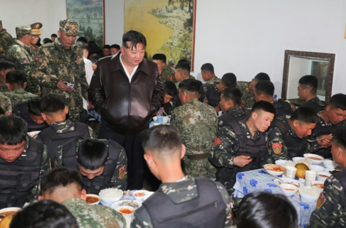부대 식당 돌아보는 북한 김정은 국무위원장. 연합뉴스 