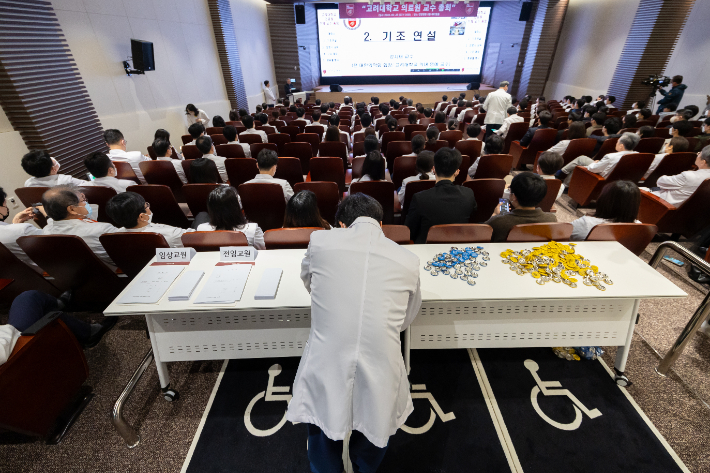 25일 오전 서울 고려대학교 안암병원에서 열린 ''고려대학교 의료원 교수 총회''에 참석한 교수가 사직서를 작성하고 있다. 연합뉴스