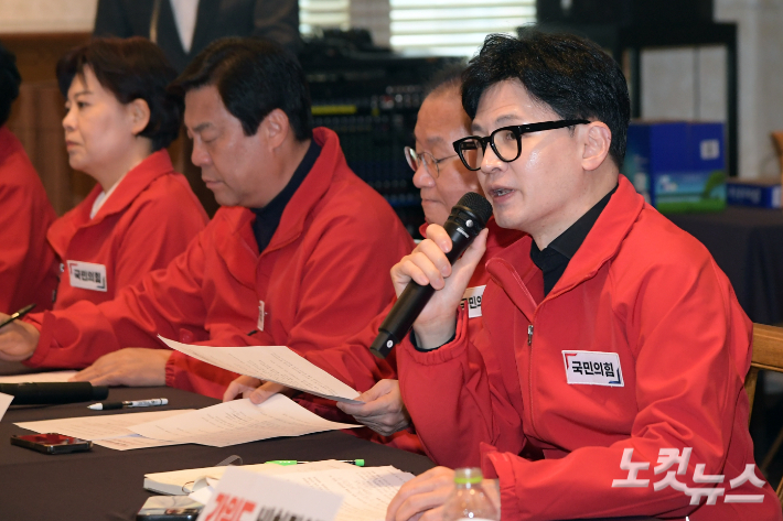 국민의힘 한동훈 총괄선대위원장이 25일 서울 성동구 한양대 동문회관 열린 서울 현장 중앙선거대책회의에서 발언을 하고 있다. 윤창원 기자