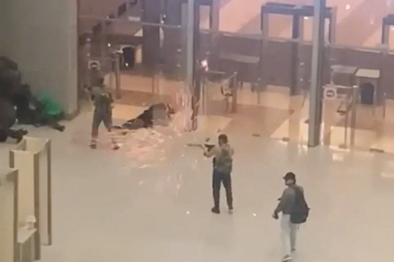 러시아 공연장 총쏘는 괴한. SNS 캡처 