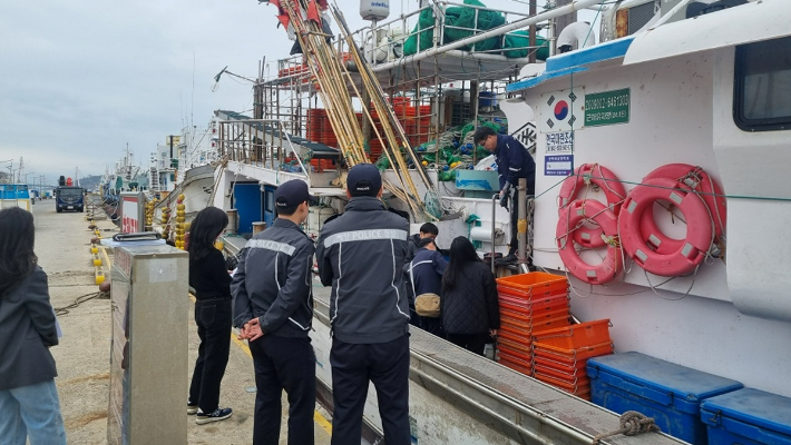전남 여수시가 국동항 일원에서 관계기관과 합동 어선 안전점검을 실시했다고 25일 밝혔다. 여수시 제공
