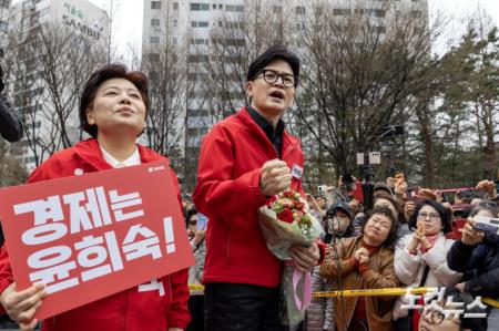 한동훈 국민의힘 총괄선대본부장이 25일 오전 서울 왕십리역 광장에서 서울중구성동구갑 윤희숙 후보 지지연설을 하고 있다.20240325