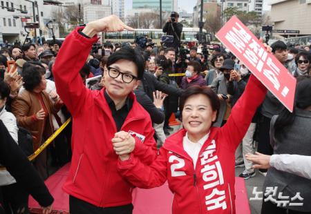 거리인사 나선 한동훈·윤희숙