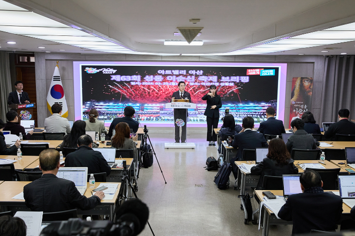 박경귀 아산시장이 25일 제63회 성웅 이순신 축제에 대해 설명하고 있다. 아산시 제공