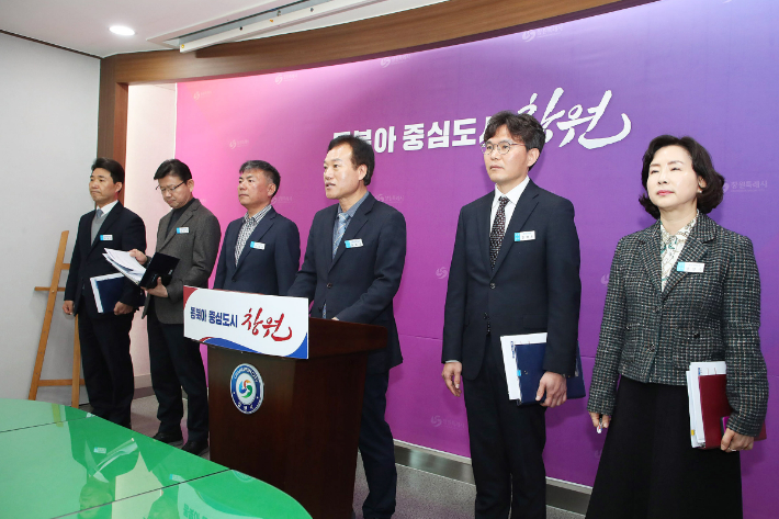 류효종 기획조정실장이 브리핑을 하고 있다. 창원시 제공