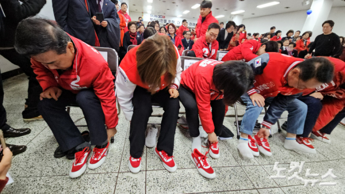 부산지역 국민의힘 후보들이 국민의힘을 상징하는 빨간 운동화를 신어보이는 필승 퍼포먼스를 진행하고 있다. 김혜민 기자 