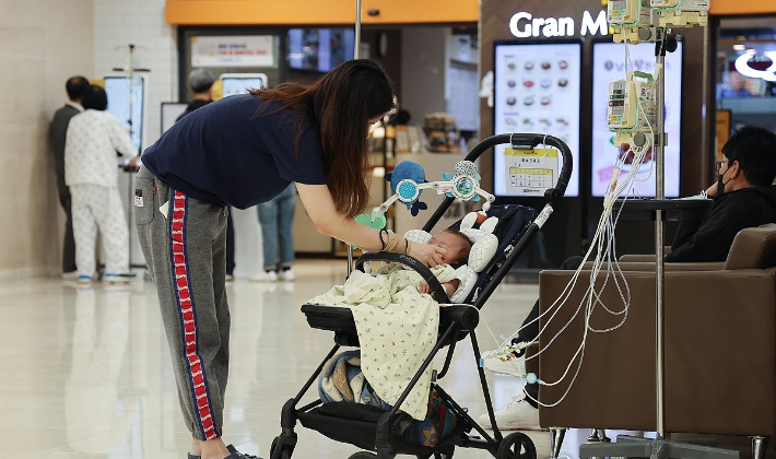 대학병원에서 한 소아환자의 보호자가 아이를 돌보고 있다. 연합뉴스