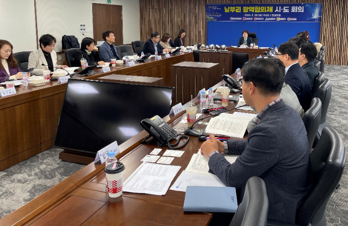 전라남도를 비롯한 남부권 5개 시·도에 3조 원 규모를 투입하는 남부권 광역관광개발 사업 추진을 위해 구성된 '남부권 광역관광개발 광역협의체'가 25일 전남 도청에서 첫 회의를 개최했다. 전라남도 제공 