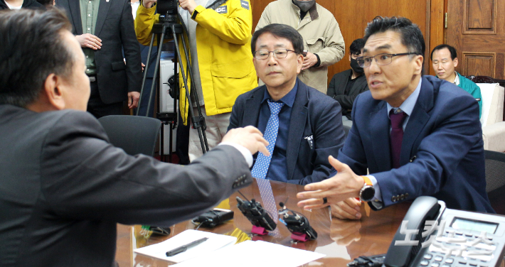 25일 김영환 충북지사(왼쪽)와 배장환 충북대병원 심장내과 교수(오른쪽)가 의대 증원에 대해 설전을 벌이고 있다. 최범규 기자