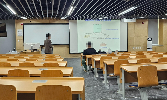 25일 충북대 의과대학 강의실에서 학생 1명이 참여한 가운데 수업이 진행되고 있다. 충북대 의대·충북대병원 교수회 비상대책위원회 제공