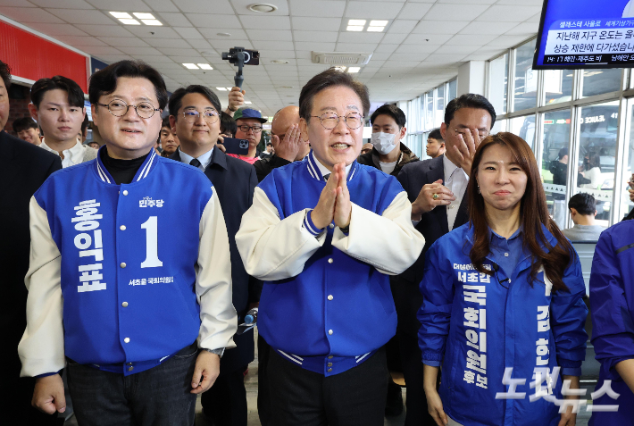 더불어민주당 이재명 대표가 24일 서울 서초구 고속버스터미널에서 시민들에게 지지를 호소하고 있다. 윤창원 기자