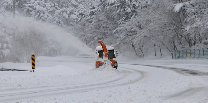 지난 2월 5일 강원 산지에 30cm 안팎의 폭설이 내리면서 제설작업에 나선 모습. 강릉시 제공