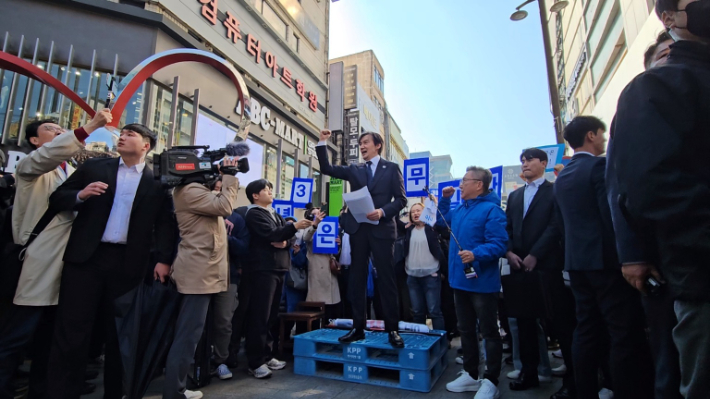 조국혁신당 조국 대표가 21일 오후 부산 부산진구 서면 쥬디스태화 인근 거리에서 지지자와 시민들을 향해 연설하고 있다.  김혜민 기자