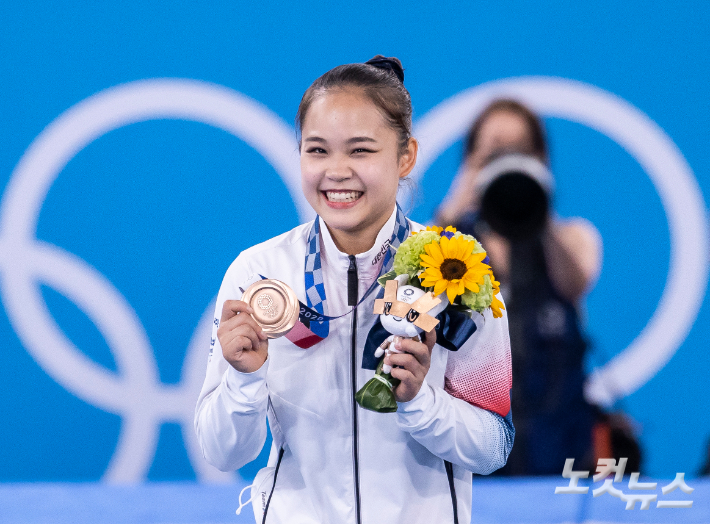 1일 일본 도쿄 아리아케 체조경기장에서 열린 기계체조 여자 개인종목 도마에서 여서정 선수가 시상식에서 동메달을 들고 활짝 웃고 있다. 올림픽사진공동취재단
