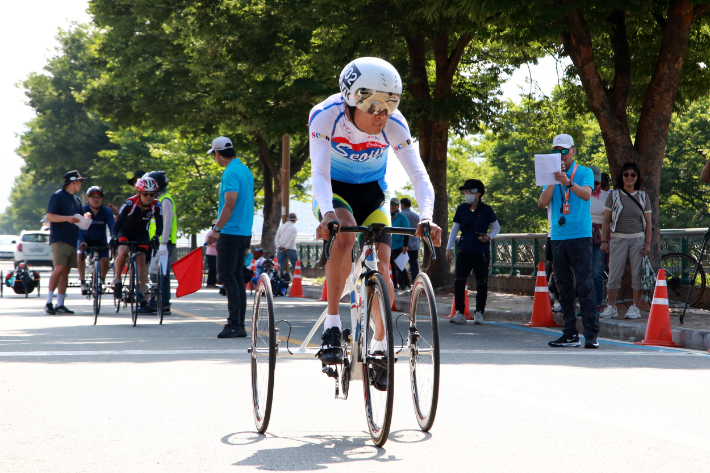 지난해 6월에 열린 무주군수배 전국 장애인사이클대회에서 선수들이 페달을 돌리고 있다. 무주군 제공