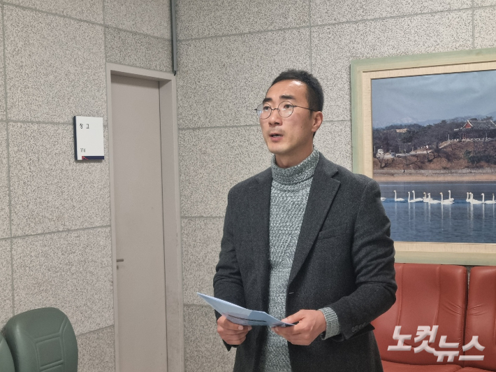 26일 취재진에게 입장을 전하고 있는 도현 군의 아버지 이상훈씨. 전영래 기자