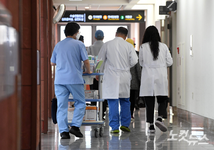 서울시내 한 대학병원에서 의료진이 이동하고 있다. 황진환 기자