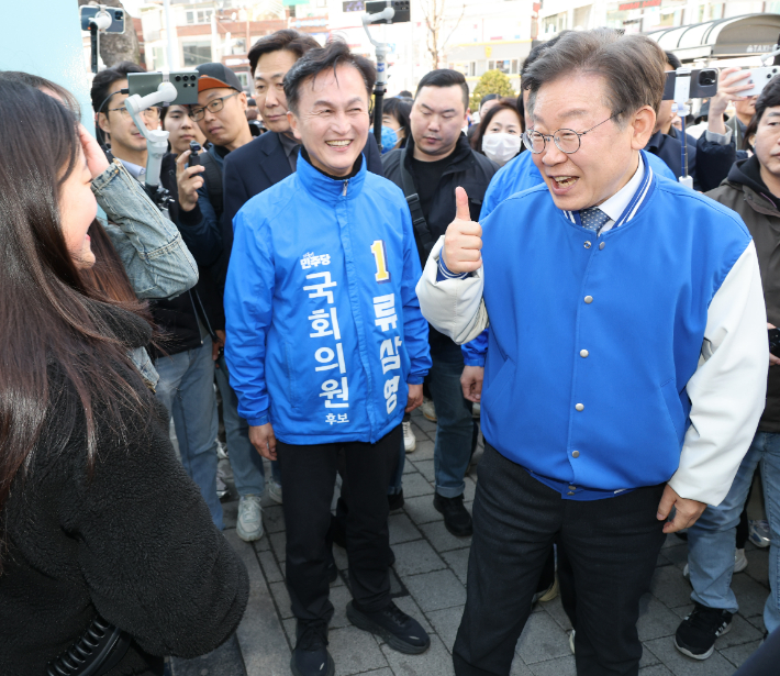 더불어민주당 이재명 대표가 26일 동작구 흑석동에서 류삼영 후보와 시민들을 만나고 있다. 연합뉴스 