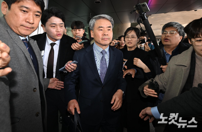 '해외 도피' 논란을 일으킨 이종섭 주호주 대사가 21일 오전 인천국제공항 제1터미널을 통해 귀국하고 있다. 인천공항=박종민 기자