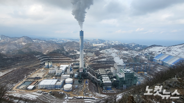 완공을 한 달여 앞둔 석탄화력발전소 '삼척블루파워'. 주보배 수습기자