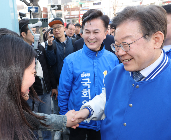 더불어민주당 이재명 대표가 26일 동작구 흑석동에서 류삼영 후보와 시민들을 만나고 있다. 연합뉴스